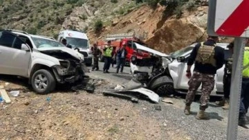 Hakkari'deki trafik kazasında vali yardımcısı ve kaymakam yaralandı