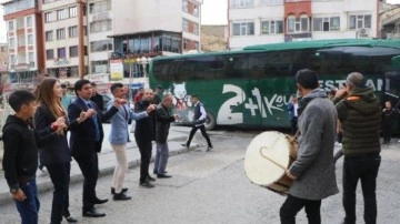 Hakkari'den 5 ile otobüs seferleri başladı; halaylarla karşıladılar