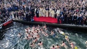 Haliç, Kadıköy, Bakırköy ve Beşiktaş'ta denizden haç çıkarma töreni düzenlendi