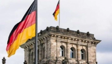 Halkın yüzde 23'üne göre Almanya diktatörlük yolunda