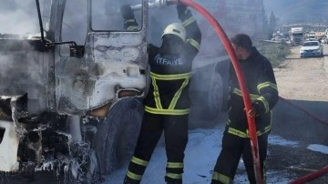 Hatay'da seyir halindeki hafriyat kamyonu yandı