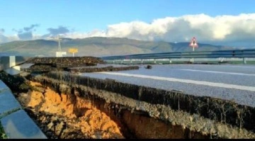 Hatay Havalimanı yolunda derin çatlaklar oluştu