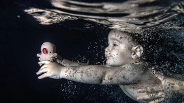 Havuzda yüzmek bebeklere bedenen ve ruhen iyi geliyor