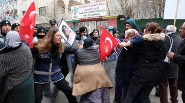 HDP önündeki evlat nöbetinde gerginlik; il binasına girmek isteyen ailelere polis izin vermedi