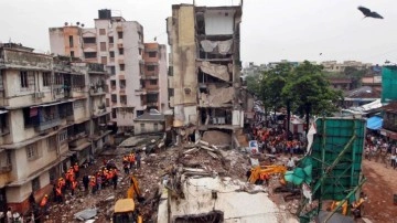 Hindistan'da bina çöktü: 6 kişi hayatını kaybetti