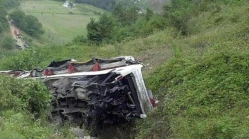 Hindistan'da ambulansla kamyonun çarpıştığı kazada 7 kişi öldü