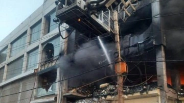 Hindistan&rsquo;da binada yangın dehşeti: 26 ölü, 30 yaralı