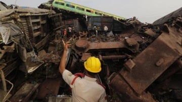 Hindistan'da tren faciası:  288 ölü!