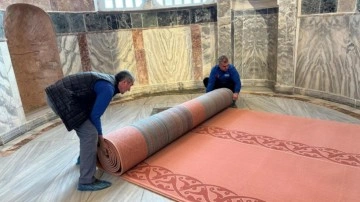 İbadete açılan Kariye Camii'nin halısı Demirci'de dokundu