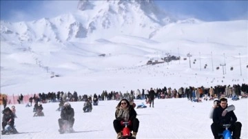 İç Anadolu'nun zirvesi &quot; Erciyes'te pistler kayak severlerle doldu&quot;