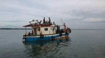 İçinde 300 Myanmarlı sığınmacı vardı...Malezya tekneleri geri gönderdi!