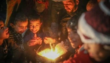 İdlib'de siviller geceleri ısınmak için kıyafetlerini yakıyor