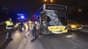 İETT otobüsü, emniyet şeridindeki minibüse çarptı: 2 yaralı