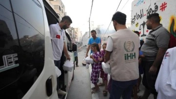 İHH, Gazze’de sıcak yemek dağıtımlarına devam ediyor