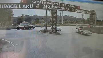 İki otomobil kafa kafaya çarpıştı: Yaralılar var!