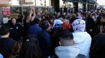 İndirim izdihamı! Camlar kırıldı, polis müdahale etti