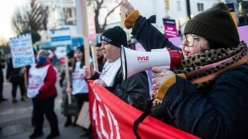 İngiltere'de hemşireler yeniden iki günlük greve gitti