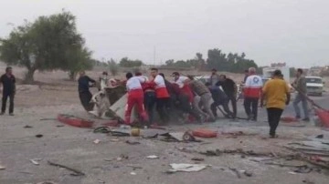 İran'da feci kaza; kamyonla minibüs çarpıştı: 16 ölü