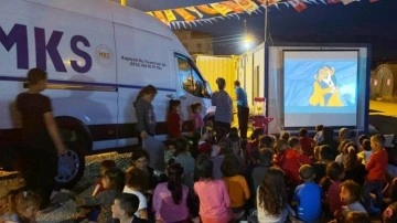 İş İnsanı Hatay'da depremzedeler için sinema salonu kurdu