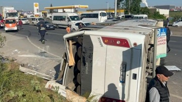 İşçi minibüsü TIR'a çarpıp devrildi: 13 yaralı