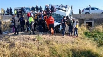 İşçi servisiyle kamyonet çarpıştı: 17 yaralı