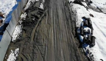 İSKİ vatandaşa çile oldu: Cadde adeta çamur havuzuna dönüştü!