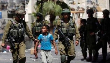 İsrail, 'kar topu attılar' diye 2'si çocuk 3 Filistinliyi gözaltına aldı