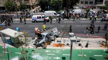 İsrail'de araç kalabalığa daldı: 7 yaralı