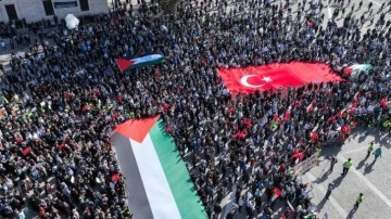 İsrail'in Gazze'ye yönelik saldırıları Beyazıt Meydanı'nda protesto edildi