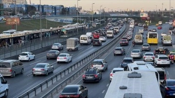 SON DAKİKA:İstanbul'da akşam saatlerinde trafik yoğunluğu yüzde 83'e çıktı.