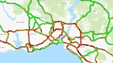 İstanbul'da aralıklı yağışın etkisiyle trafik yoğunluğu yüzde 90'a ulaştı