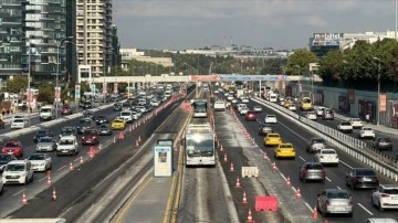 İstanbul'da metrobüs hattındaki "Beyaz Yol" çalışması trafik yoğunluğu oluşturdu