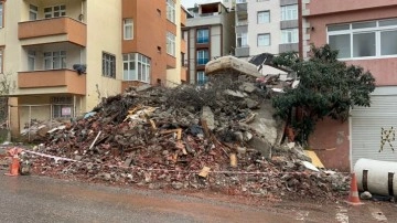 İstanbul Maltepe'de korku dolu anlar: Kontrollü bir şekilde yıkımı yapılan bina caddeye çöktü