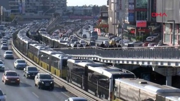 İstanbul metrobüs kazası! Kadıköy Uzunçayır’da iki metrobüs çarpıştı!