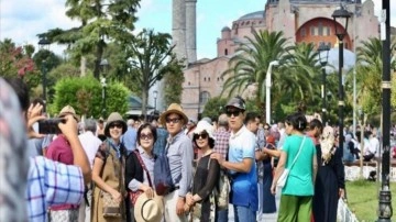 İstanbul&rsquo;a dünyanın dört bir yanından turist akıyor