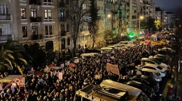 İstanbul'da 8 Mart yürüyüşü yapıldı! Polisle kadınlar arasında arbede çıktı