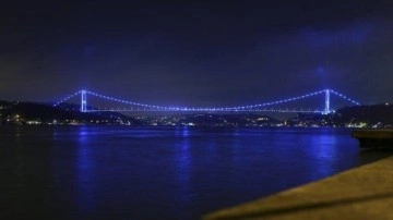 İstanbul&rsquo;da köprüler Denizcilik ve Kabotaj Bayramı için aydınlatıldı