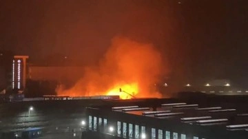 İstanbul'da korkutan yangın. Film platosu alev alev yandı!