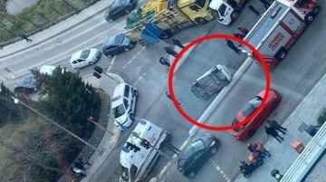 İstanbul'da servis minibüsüne çarpan otomobilin takla attığı anlar kameralarda