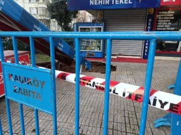 İstanbul'un göbeğinde korkutan manzara! Marketten çıkanlar dev çukura endişe içinde baktı