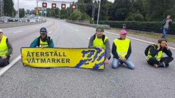 İsveç'te ambulansın da olduğu yolda trafiği kesen aktivistler hakkında soruşturma