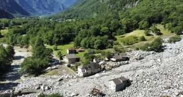 İsviçre’de sel ve toprak kayması