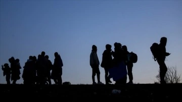 İzmir açıklarında 80 düzensiz göçmen yakalandı