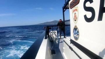 İzmir açıklarında Türk kara sularına itilen 56 düzensiz göçmen kurtarıldı