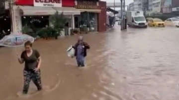 İzmir sokakları göle döndü