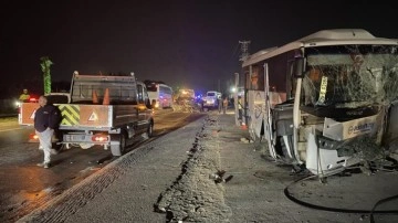 İzmir'de işçi servisleri ve otomobilin karıştığı kazada 6 kişi yaralandı