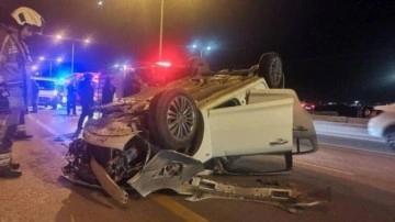 İzmir&rsquo;de kontrolden çıkan otomobil refüje çarpıp takla attı: 4 yaralı