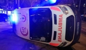 İzmir&rsquo;de otomobil ile çarpışan ambulans yan yattı: 3 yaralı