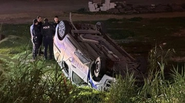 İzmir'de polis aracı devrildi: 1'i ağır 3 polis yaralandı