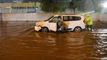 İzmir'de sağanak nedeniyle su baskınları oluştu